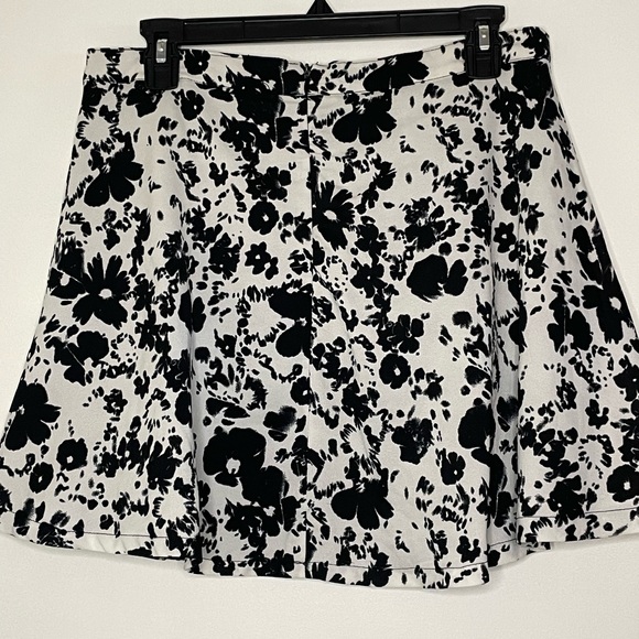 Angl black and white Skirt size Large - Picture 2 of 2